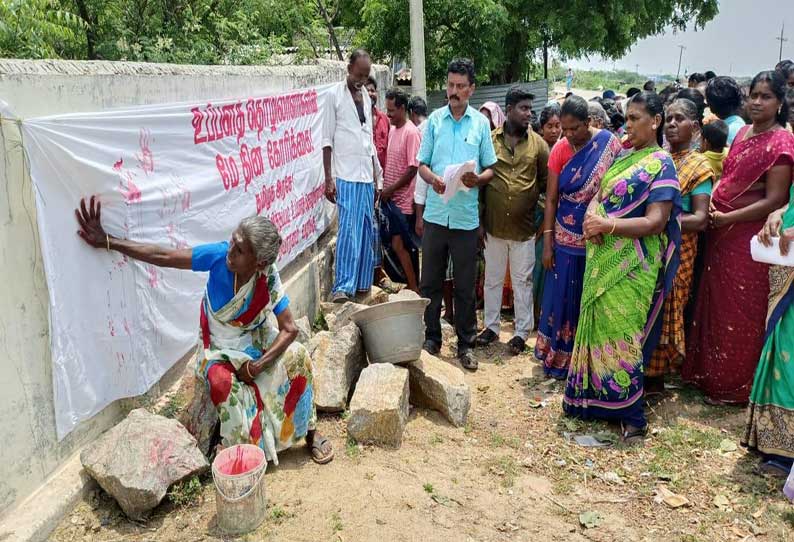 தூத்துக்குடியில் உப்பள தொழிலாளர்கள் கைரேகை பதிக்கும் நிகழ்ச்சி