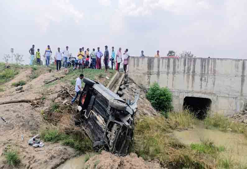 மோட்டார் சைக்கிள் மீது மோதி கால்வாய்க்குள் பாய்ந்த கார்