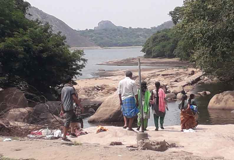 திருமூர்த்திஅணை மற்றும் அருவிபகுதியில் சுற்றுலா பயணிகள் தடை செய்யப்பட்ட பகுதியில் இறங்கி குளித்தனர்.