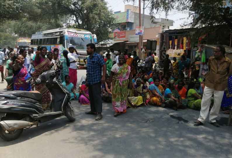 கிராம சபை கூட்டம் குறித்து முறையாக அறிவிக்காததால் பொதுமக்கள் சாலை மறியல்