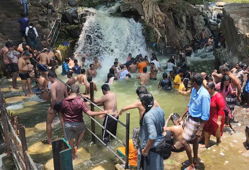 மே தின விடுமுறையையொட்டி ஒகேனக்கல்லில் அலைமோதிய சுற்றுலா பயணிகள்