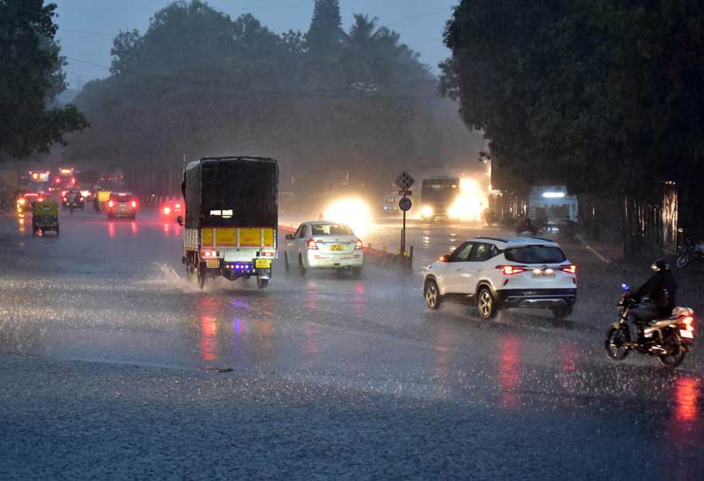 பெங்களூருவில் வெளுத்து வாங்கிய கனமழை