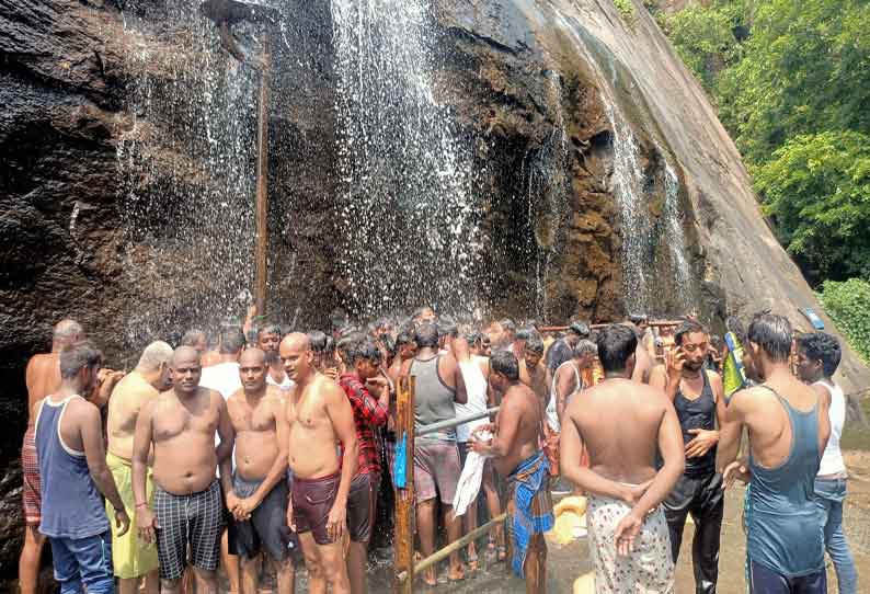 குற்றாலம் அருவிகளில் சுற்றுலா பயணிகள் ஆனந்த குளியல்