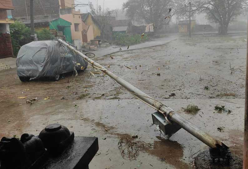 சேலம் மாவட்டத்தில் சூறாவளி காற்றுடன் பலத்த மழை-வாழை, பாக்கு மரங்கள் முறிந்து சேதம்