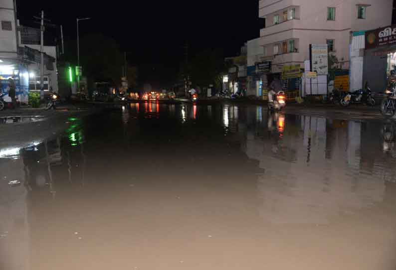 ஈரோட்டில் சூறாவளிக்காற்றுடன் மழை; மின்தடையால் பொதுமக்கள் அவதி