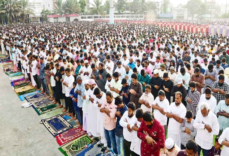 கோவையில் நேற்று முஸ்லிம்கள் ரம்ஜான் பண்டிகையை கொண்டாடினர்.