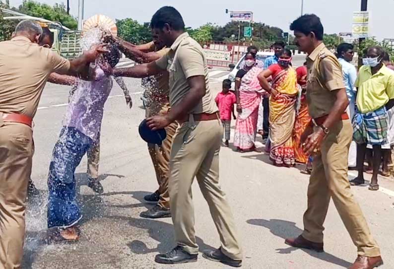 கலெக்டர் அலுவலகம் முன் தீக்குளிக்க முயன்ற விவசாயியால் பரபரப்பு