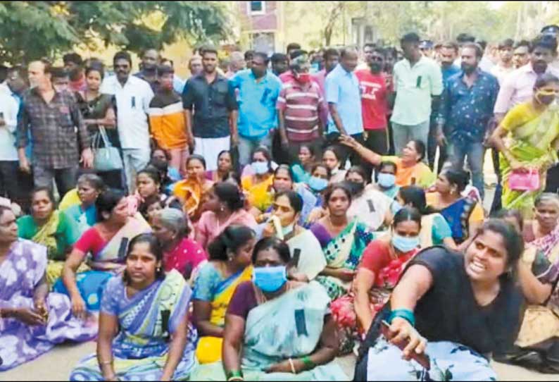 குட்டையில் மூழ்கி மாணவன் பலியான சம்பவம்: உறவினர்கள்-பொதுமக்கள் திடீர் சாலை மறியல்