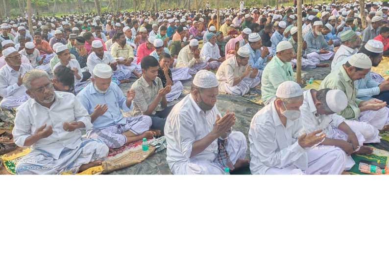 ரம்ஜான் பண்டிகையொட்டி சிறப்பு தொழுகை முஸ்லிம்கள் கட்டித்தழுவி வாழ்த்துகளை பரிமாறினர்