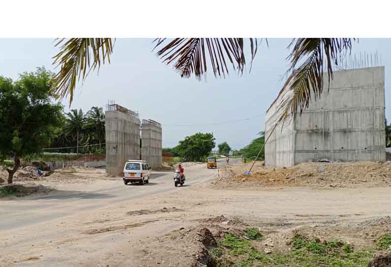 குறிஞ்சேரி ஊராட்சி பகுதியில் உயர்மட்ட பாலம் கட்டும் பணிகள் தீவிரமாக நடைபெற்று வருகிறது