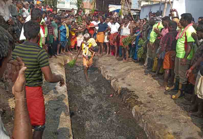 மகா மாரியம்மன் கோவிலில் அக்னி குண்டம் திருவிழா