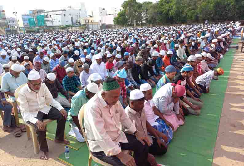 கரூரில் முஸ்லிம்கள் சிறப்பு தொழுகை