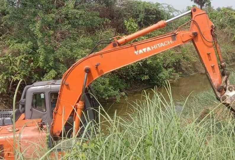 கொடக்காரமூலை வாய்க்காலை  ரூ.5 லட்சத்தில் தூர்வாரும் பணி