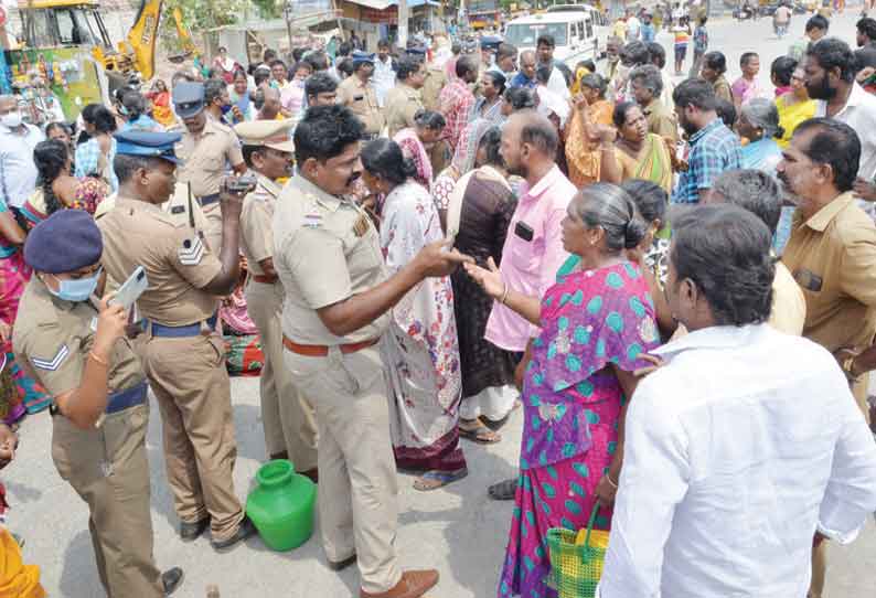 நொய்யல் ஆற்றின் கரையோரம் வீடுகளை அகற்ற எதிர்ப்பு தெரிவித்து பொதுமக்கள் மறியலில் ஈடுபட்டனர்