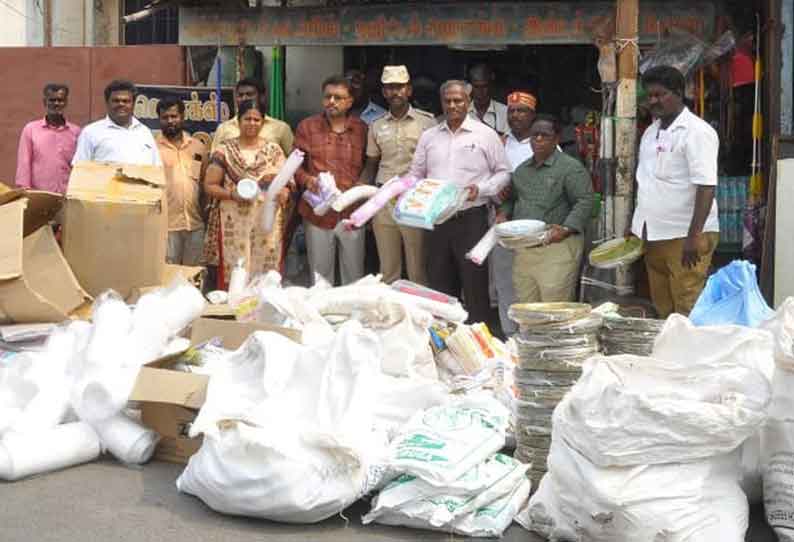 பிளாஸ்டிக் பொருட்கள் விற்ற கடைக்காரருக்கு நூதன முறையில் அபராதம்