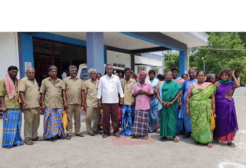 துப்புரவு தொழிலாளர்கள் நகராட்சி தலைவரிடம் மனு அளித்தனர்