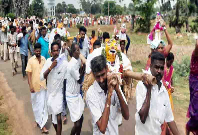 காரைக்குடி அருகே விஷ பூச்சிகளிடம் இருந்து காக்க கிராம மக்கள் வழிபாடு