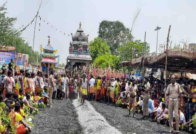 அம்மாபேட்டை ஒலகடம் சொக்கநாச்சியம்மன் கோவில் குண்டம் விழா- ஏராளமான பக்தர்கள் தீ மிதித்து நேர்த்திக்கடன்