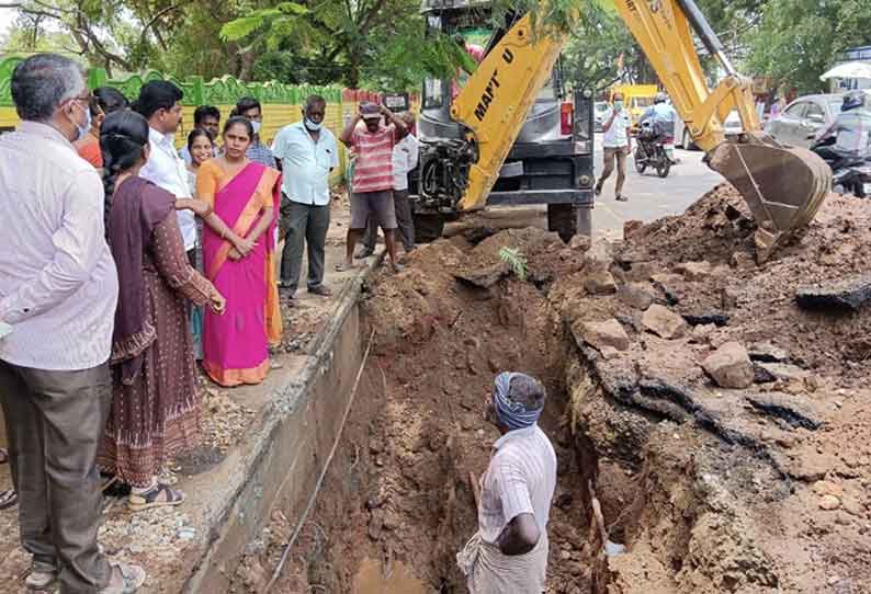 சிங்காநல்லூரில் பில்லூர் பிரதான குடிநீர் குழாயில் உடைப்பு ஏற்பட்டது. அதை சரிசெய்யும் பணியை மேயர் ஆய்வு செய்தார்