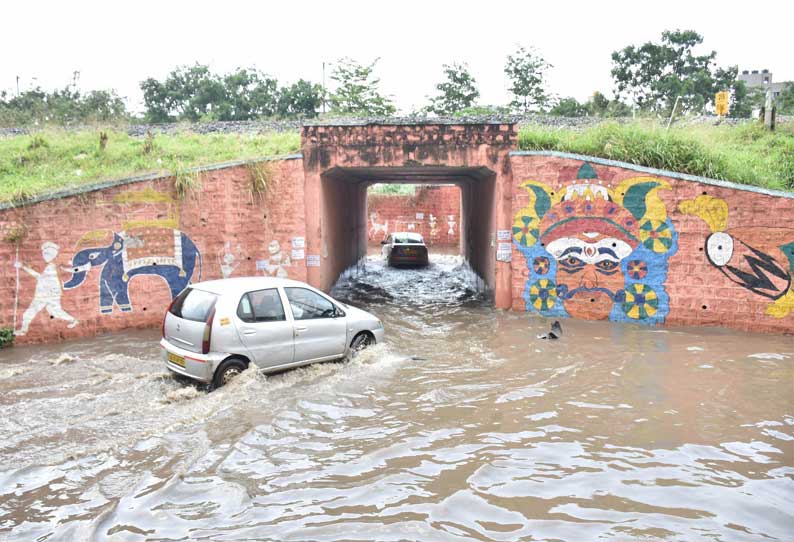 கர்நாடகத்தில் தொடர் கனமழை; மின்னல் தாக்கி பெண் சாவு