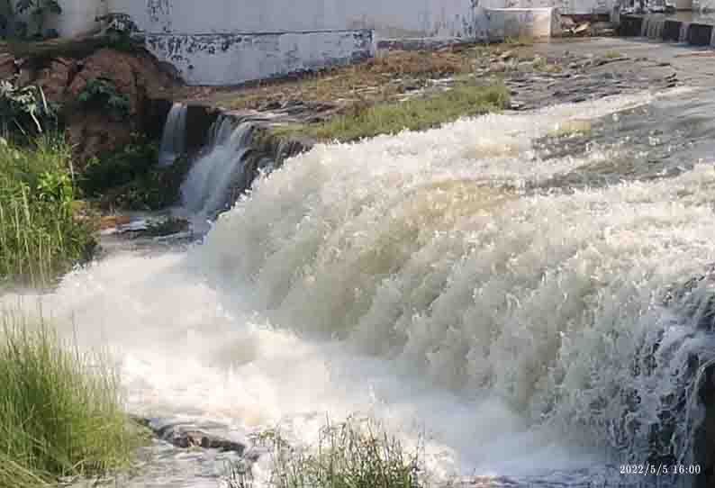 ஊஞ்சலூர் அருகே குரங்கன் ஓடையில் மழை வெள்ளம்