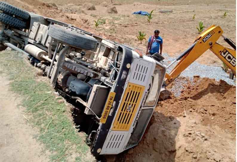 பர்கூர் அருகே பள்ளத்தில் லாரி கவிழ்ந்தது