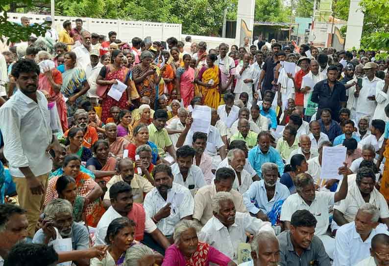 வீட்டுமனைப்பட்டா கேட்டு கலெக்டர் அலுவலகம் முன்பு மார்க்சிஸ்ட் கம்யூனிஸ்டு கட்சியினர் தர்ணா போராட்டம் கள்ளக்குறிச்சியில் பரபரப்பு