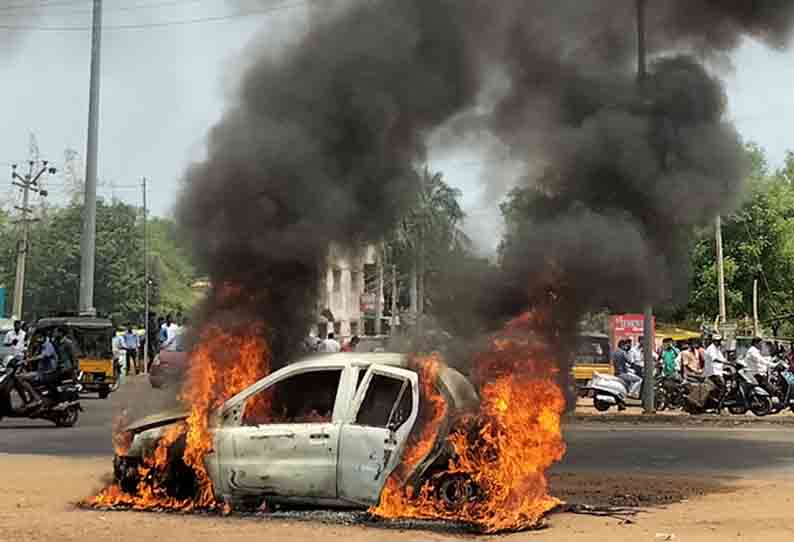 நடுரோட்டில் கார் தீப்பிடித்து எரிந்தது