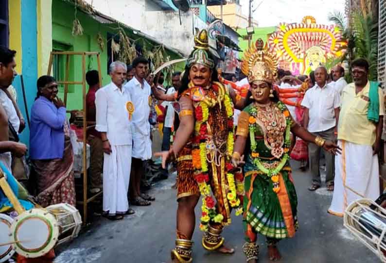 சிவன்-பார்வதி வேடமணிந்து பக்தர்கள் ஊர்வலம்