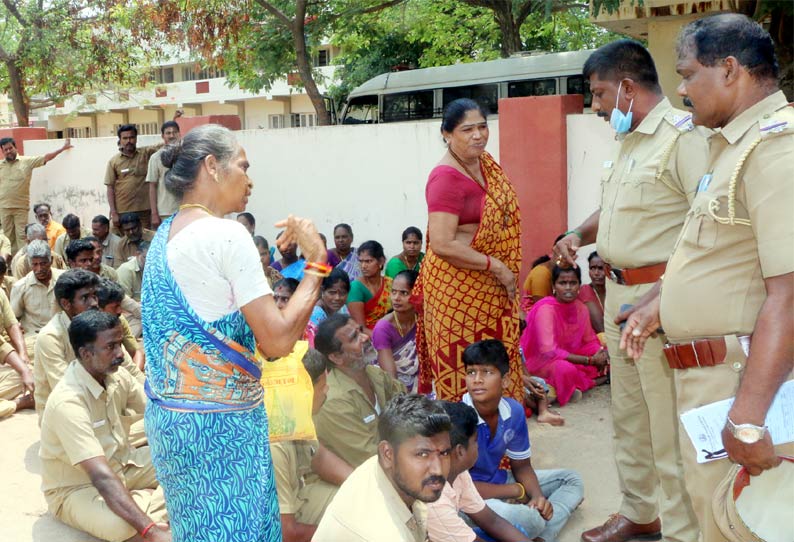 கடலூர்: ஆட்டோ டிரைவர்கள் குடும்பத்துடன் திடீர் தர்ணா - போலீசார் பேச்சுவார்த்தை...!