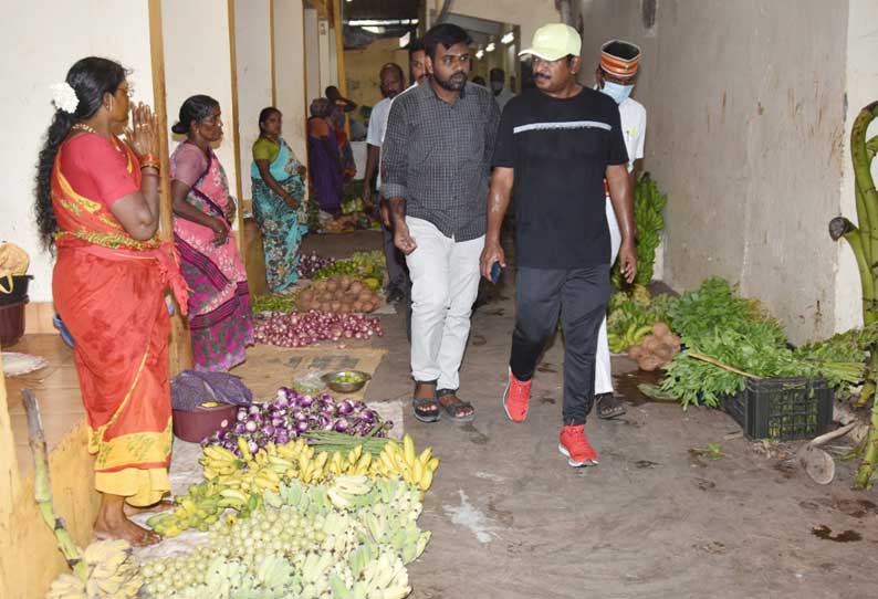 விழுப்புரம் உழவர் சந்தையில் கலெக்டர் திடீர் ஆய்வு காகுப்பம் கழிவுநீர் சுத்திகரிப்பு நிலையத்தையும் பார்வையிட்டார்