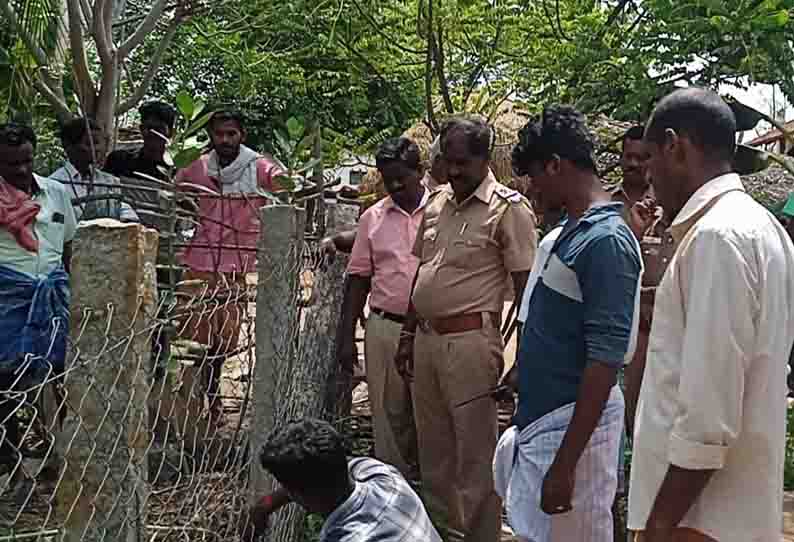 வீட்டைவிட்டு வெளியே செல்ல பாதை இல்லாததால் பெண் உள்பட 4 பேர் வீட்டில் முடக்கம்