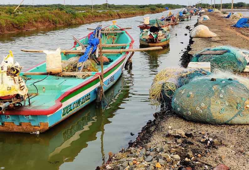 நாட்டுப்படகு மீனவர்கள் கடலுக்கு செல்லவில்லை