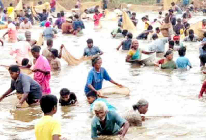 கண்மாயில் களைகட்டிய மீன்பிடி திருவிழா