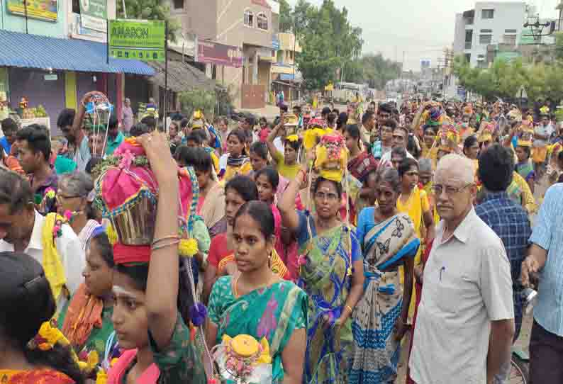 சென்னிமலை முருகன் கோவிலில் ஆயிரக்கணக்கான பக்தர்கள் தீர்த்தக்குடங்களுடன் கிரிவலம்