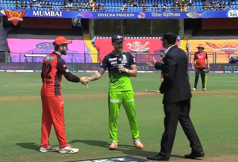 ஐபிஎல்: ஐதராபாத் அணிக்கு எதிரான ஆட்டத்தில் டாஸ் வென்ற பெங்களூரு பேட்டிங் தேர்வு