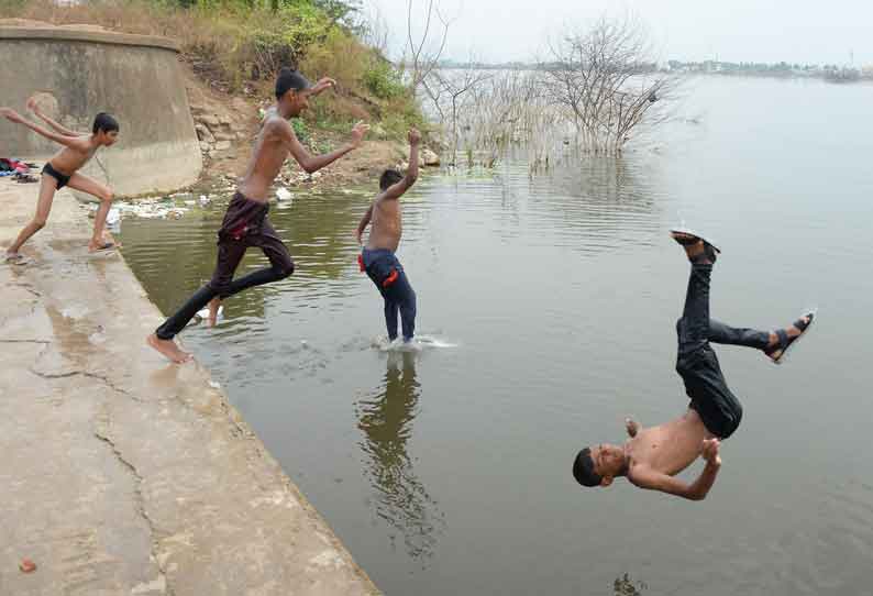 ஆனந்த குளியல் போடும் சிறுவர்கள்