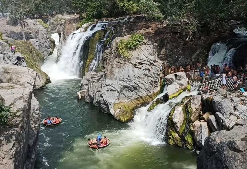 ஒகேனக்கல்லில் சுற்றுலா பயணிகள் குவிந்தனர்