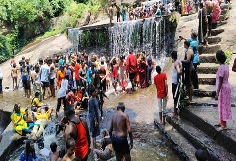 கோடையை சமாளிக்க கோவை குற்றாலத்தில் குளிக்கிற கூட்டம் குவியுது கொட்டுற தண்ணீரோ குறையுது என்கிற நிலை உள்ளது