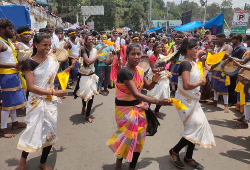 குன்னூரில் தந்தி மாரியம்மன் சிம்ம வாகனத்தில் வீதிஉலா