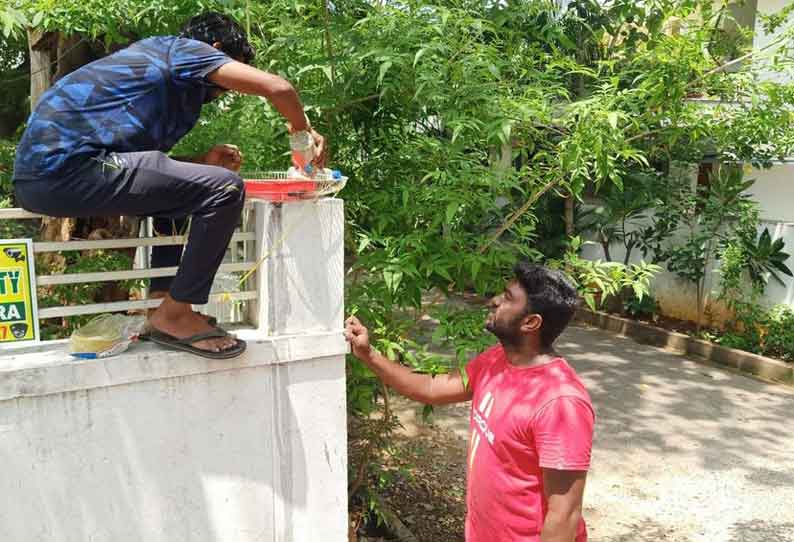 பறவைகளுக்கு தண்ணீர், இரை வைக்கும் தன்னார்வலர்கள்