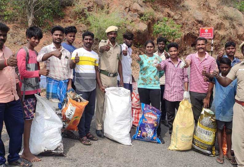 கல்வராயன்மலை சுற்றுலா தலத்தில் குப்பைகளை அகற்றிய இளைஞர்கள்