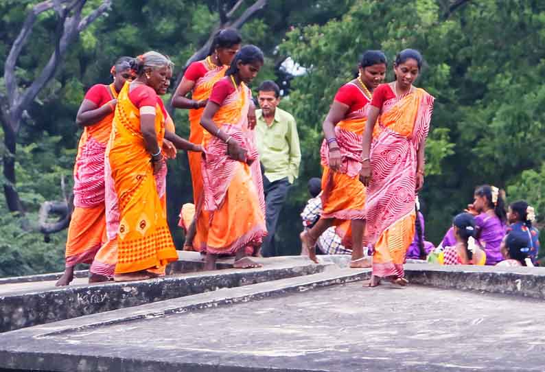 ஆபத்தை உணராத சுற்றுலா பயணிகள்