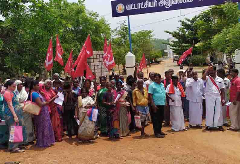 பொன்னமராவதி, ஆலங்குடியில் வீட்டுமனை பட்டா கேட்டு மனு கொடுக்கும் போராட்டம்