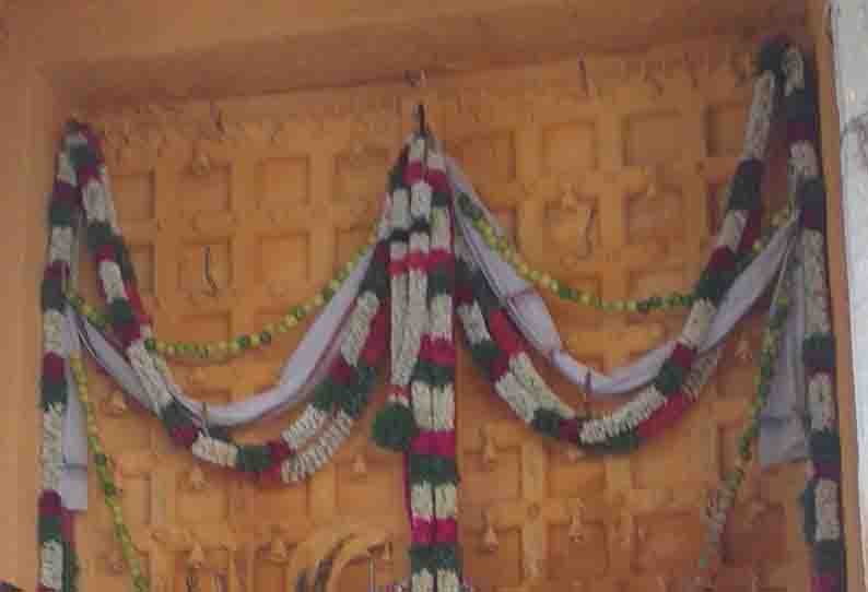 18-ம் படி கருப்பணசாமி சன்னதியில் திருநிலை கதவுகளுக்கு சிறப்பு பூஜை