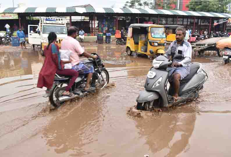 ஈரோட்டில் சூறாவளிக்காற்றுடன் மழை: டிரான்ஸ்பார்மர், கம்பம் சேதத்தால் மின் தடை; பொதுமக்கள் அவதி