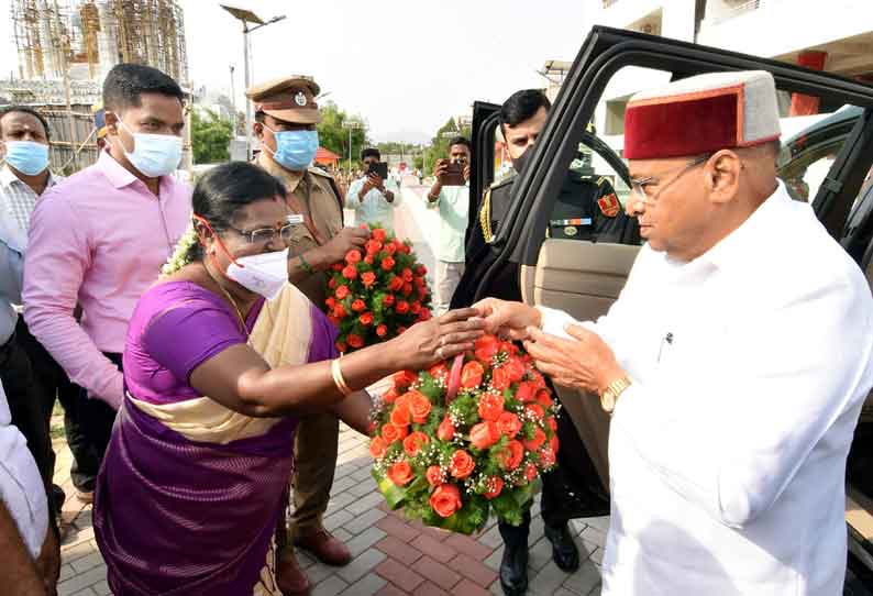 கிருஷ்ணகிரி வழியாக சென்ற கர்நாடக மாநில கவர்னருக்கு வரவேற்பு