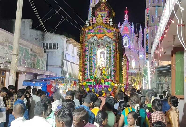 ஓட்டப்பிடாரம் அருகே புனித சவேரியார் ஆலய தேர் பவனி