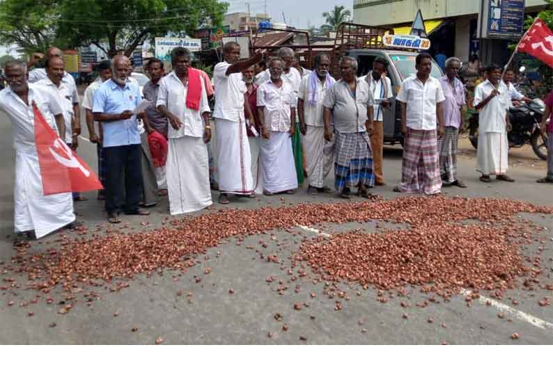 போதிய விலை கிடைக்காததால் வெங்காயத்தை சாலையில் கொட்டி விவசாயிகள் ஆர்ப்பாட்டம்