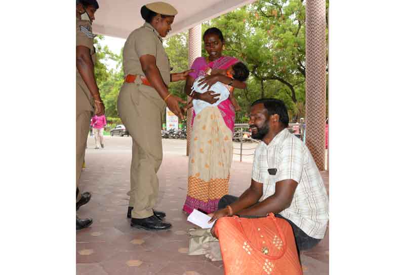 வேலூர் கலெக்டர் அலுவலகத்தில் காவலாளி தர்ணாவில் ஈடுபட்டதால் பரபரப்பு